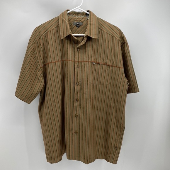 REI UPF 50 Casual Short Sleeve Button Down Shirt side pocket - Picture 1 of 11